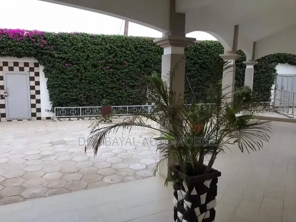Meublé 7chbre Villa dans Saly, Thiès Sud à Vendre