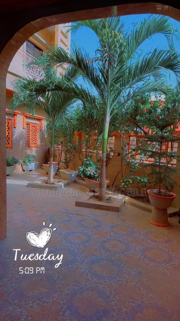 8chbre Villa dans Gandigal, Thiès Sud à Vendre