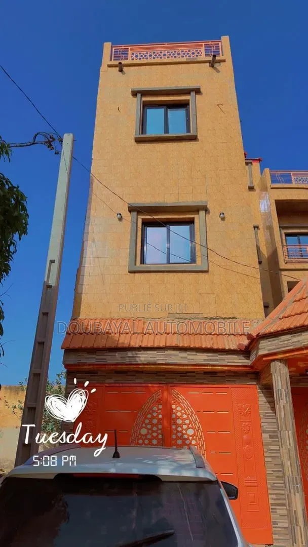 8chbre Villa dans Gandigal, Thiès Sud à Vendre