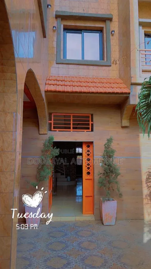 8chbre Villa dans Gandigal, Thiès Sud à Vendre