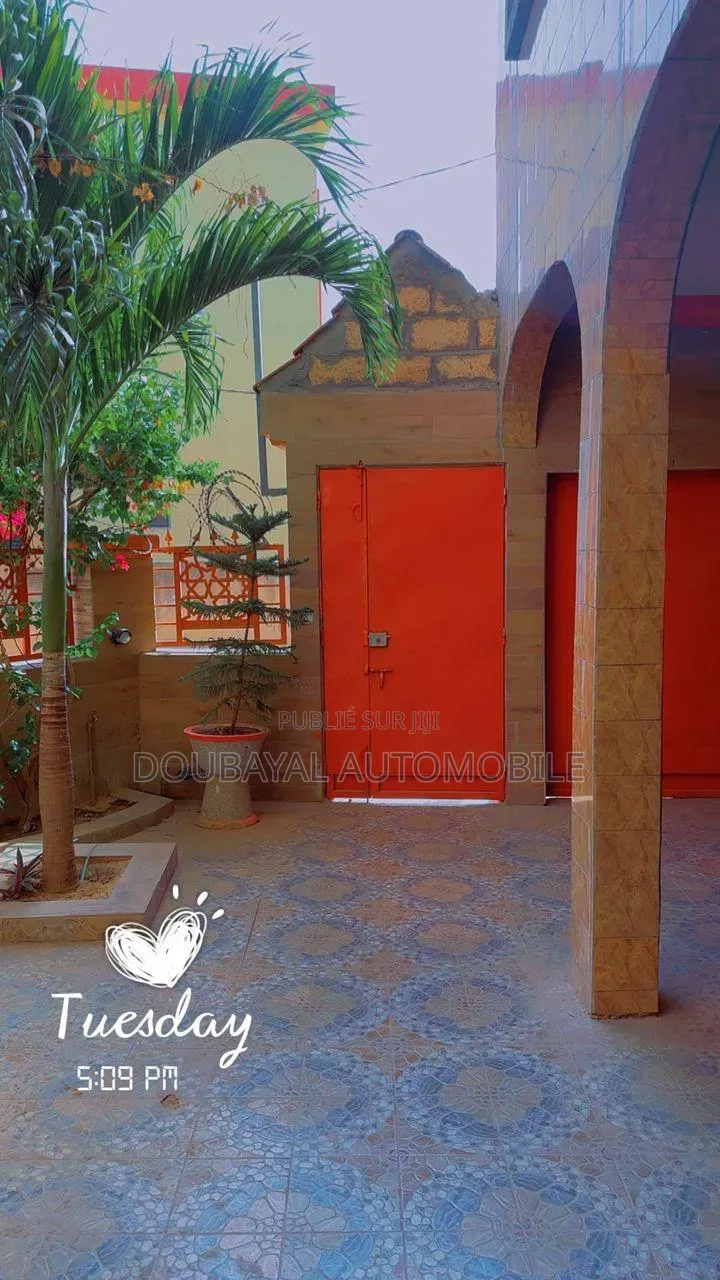 8chbre Villa dans Gandigal, Thiès Sud à Vendre