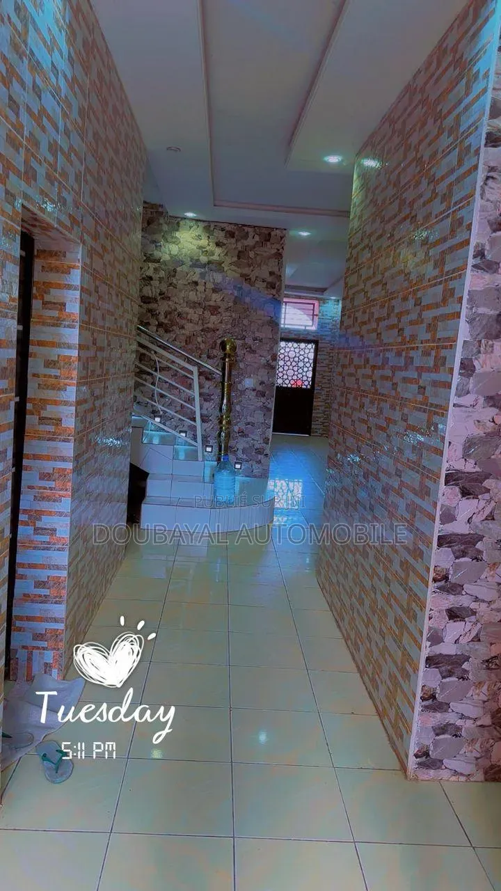 8chbre Villa dans Gandigal, Thiès Sud à Vendre