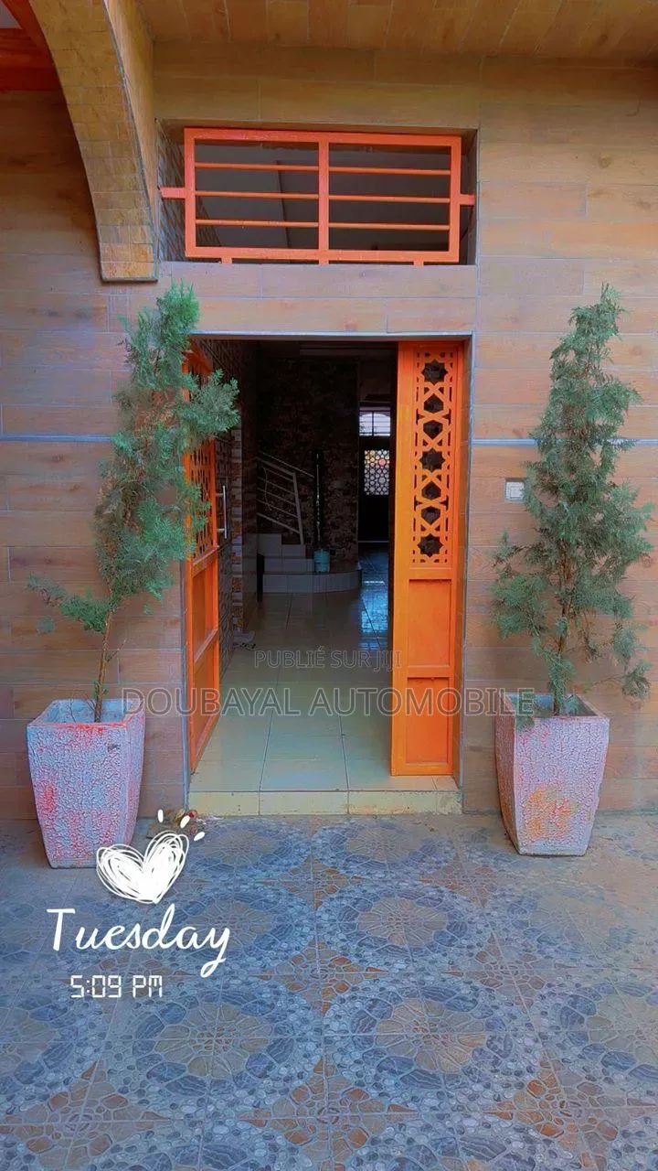 8chbre Villa dans Gandigal, Thiès Sud à Vendre