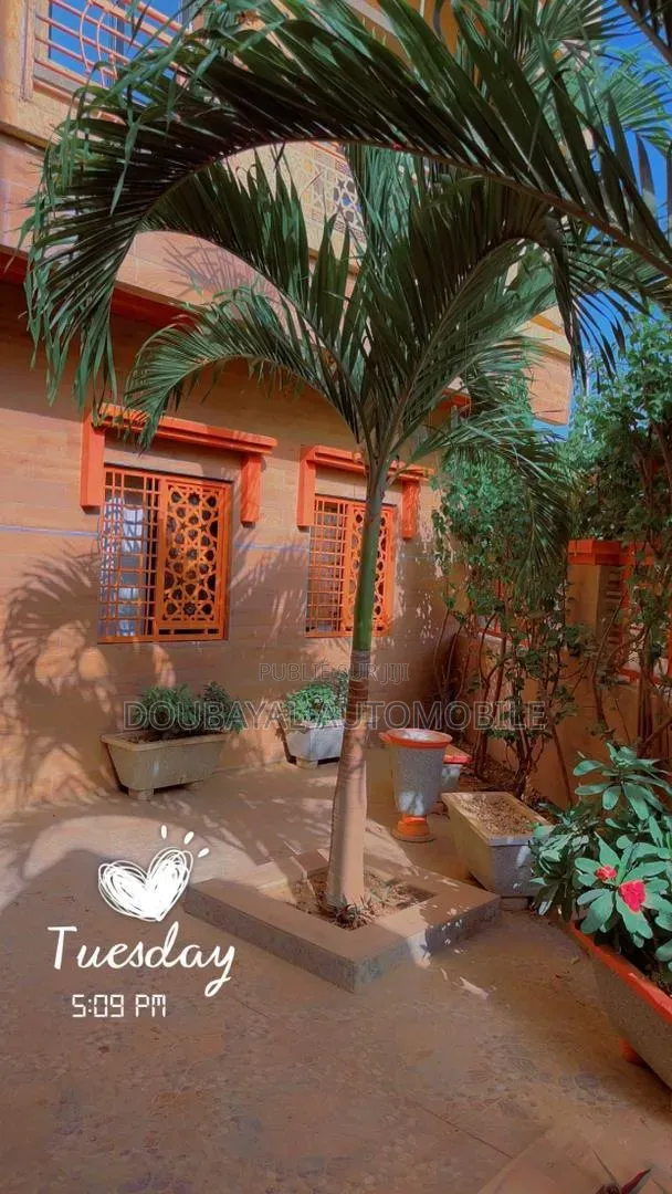 8chbre Villa dans Gandigal, Thiès Sud à Vendre
