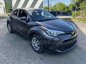 Toyota C-HR XLE 2021 Gris