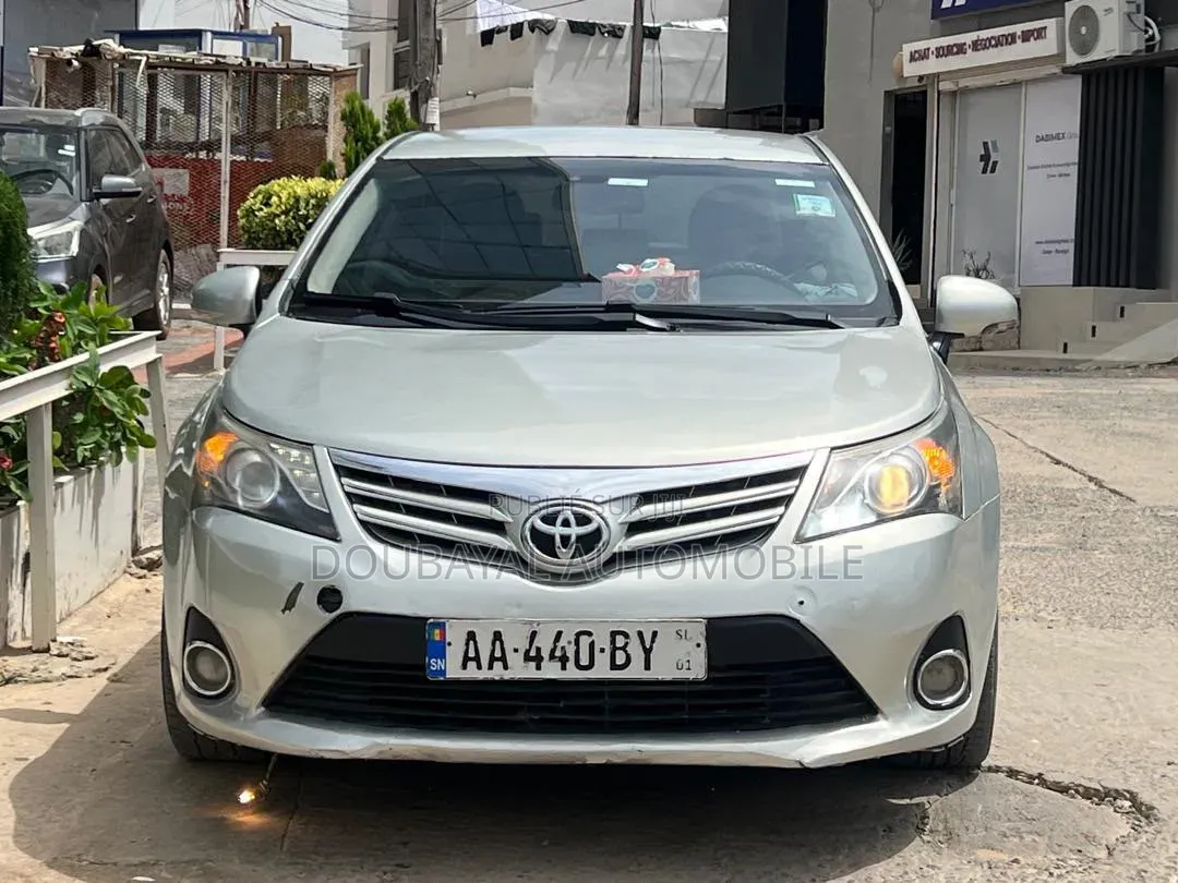 Toyota Avensis 2014 Gris