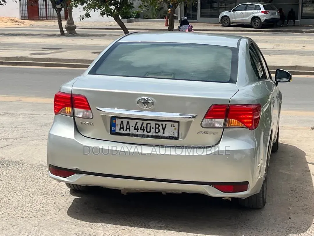 Toyota Avensis 2014 Gris