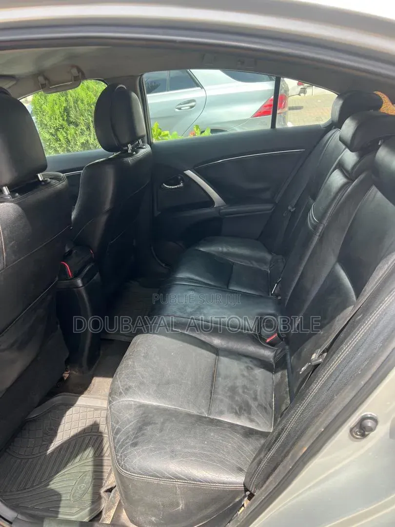 Toyota Avensis 2014 Gris