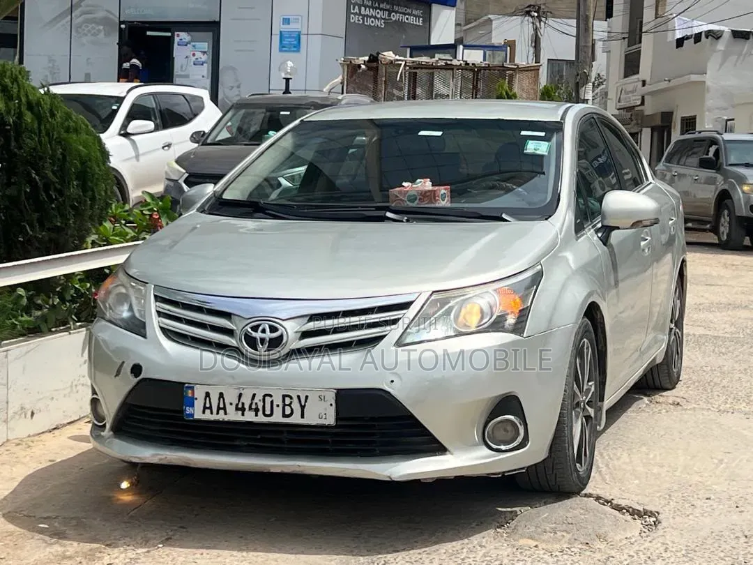 Toyota Avensis 2014 Gris