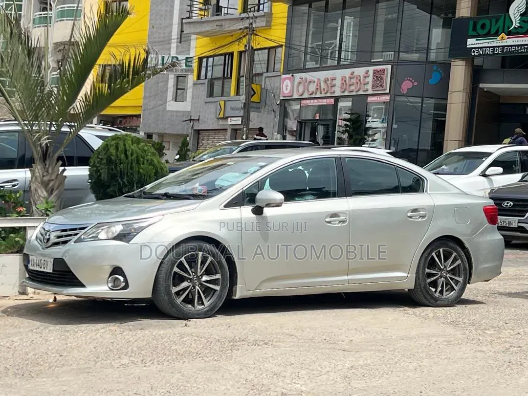 Toyota Avensis 2014 Gris
