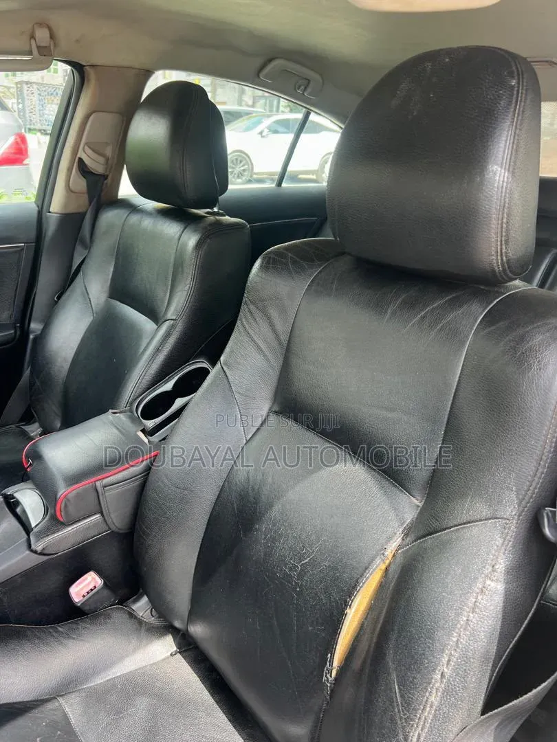 Toyota Avensis 2014 Gris