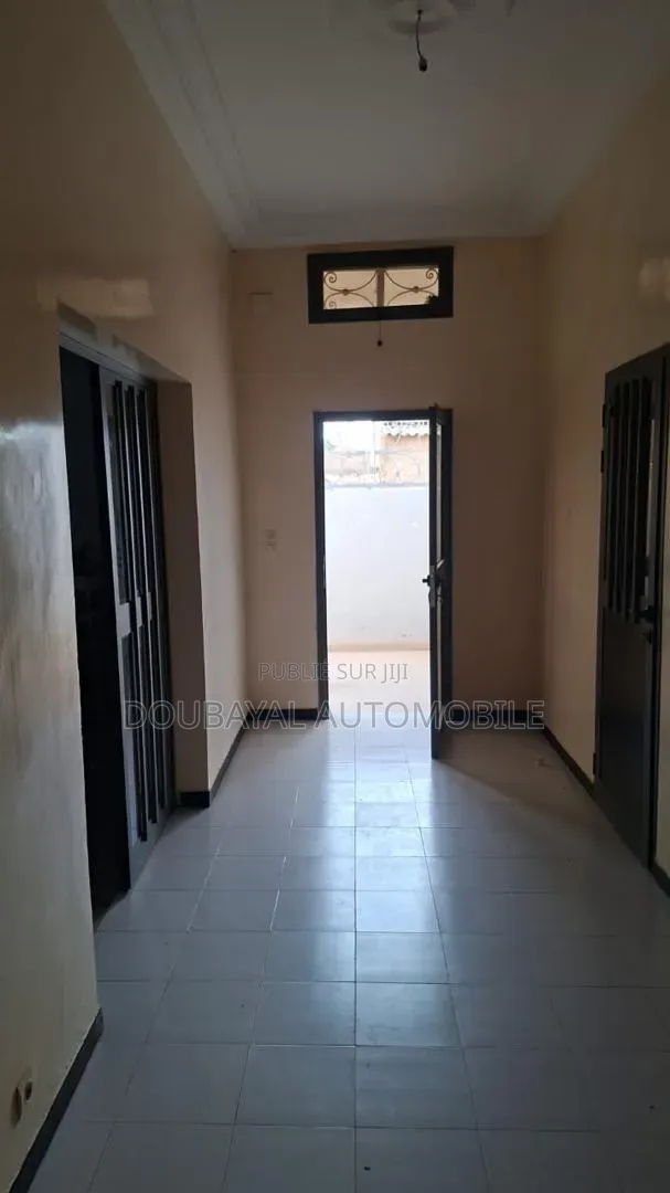 3chbre Villa dans Ngaparou, Thiès Sud à Vendre