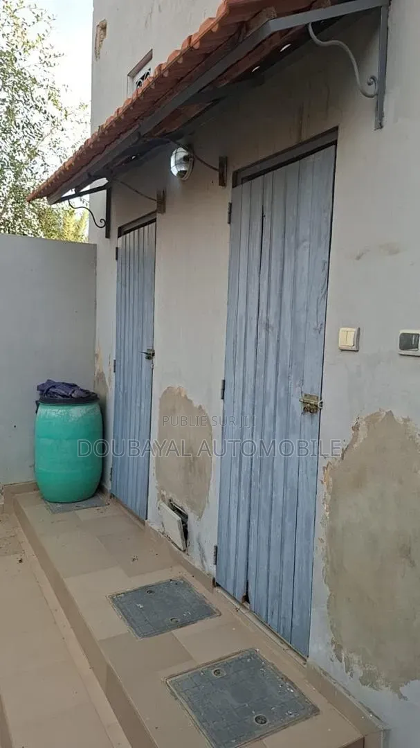 3chbre Villa dans Ngaparou, Thiès Sud à Vendre
