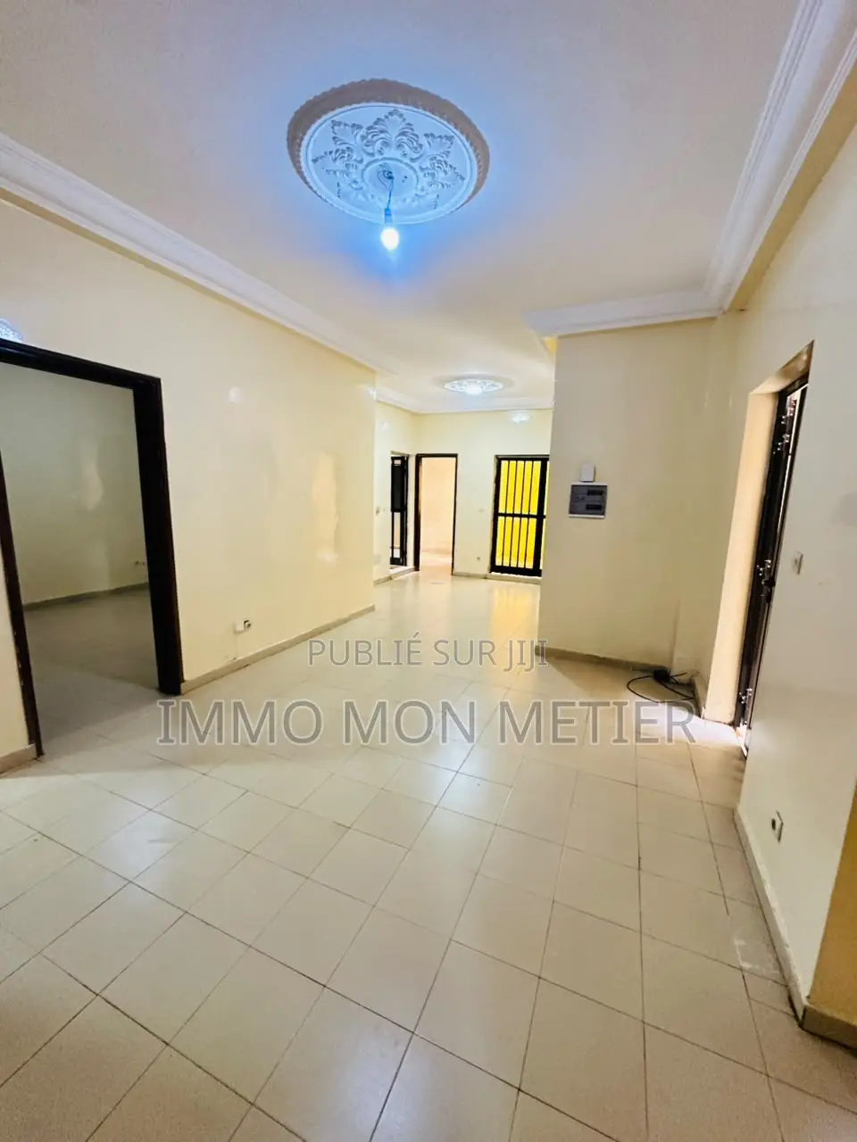 3chbre Appartement dans F4, Yoff à Louer
