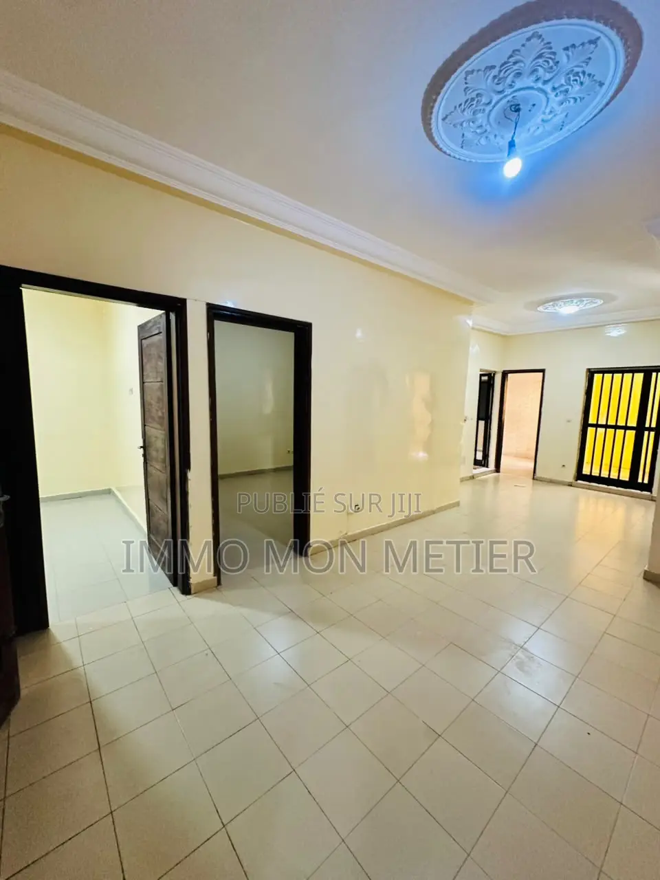 3chbre Appartement dans F4, Yoff à Louer
