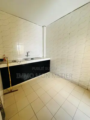 3chbre Appartement dans F4, Yoff à Louer