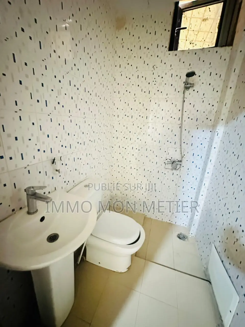3chbre Appartement dans F4, Yoff à Louer