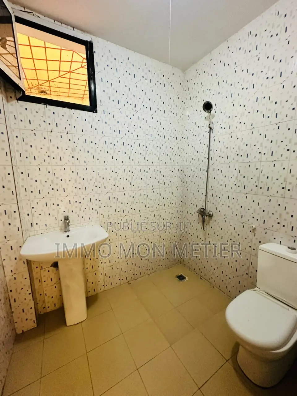 3chbre Appartement dans F4, Yoff à Louer