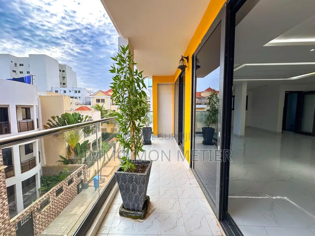 4chbre Appartement dans Almadies à Louer