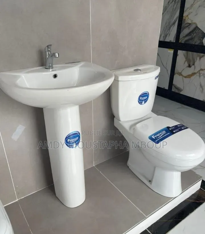 Chaise Anglaise Avec Lavabo Et Accessoires
