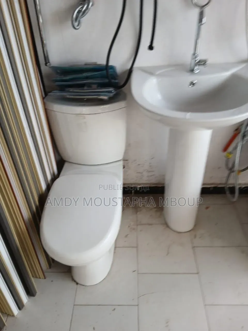 Chaise Anglaise Avec Lavabo Et Accessoires