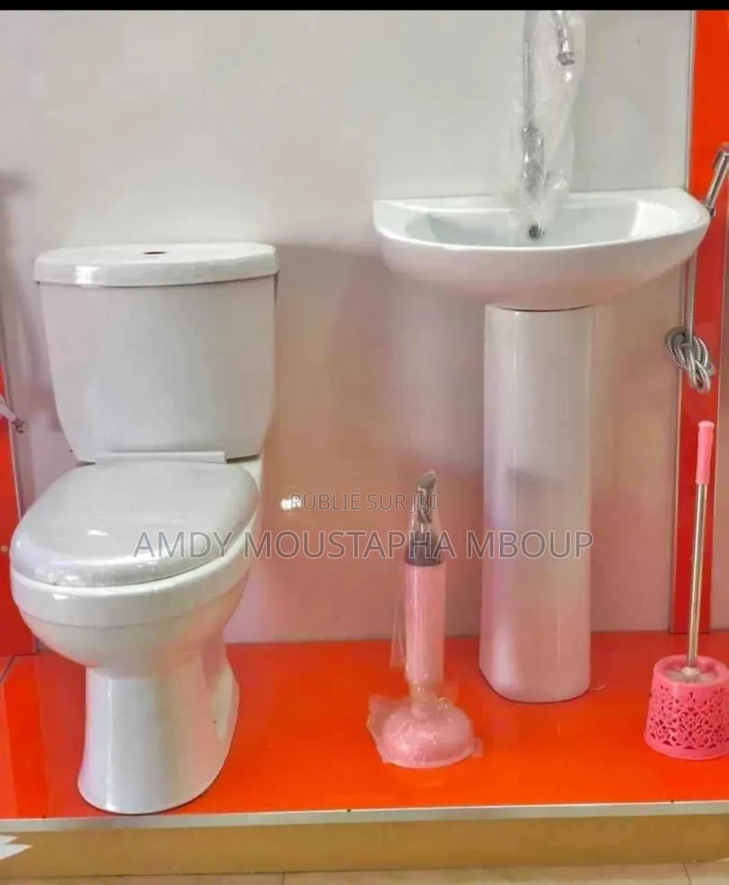 Chaise Anglaise Avec Lavabo Et Accessoires
