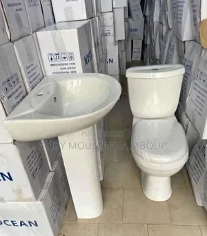 Chaise Anglaise Avec Lavabo Et Accessoires