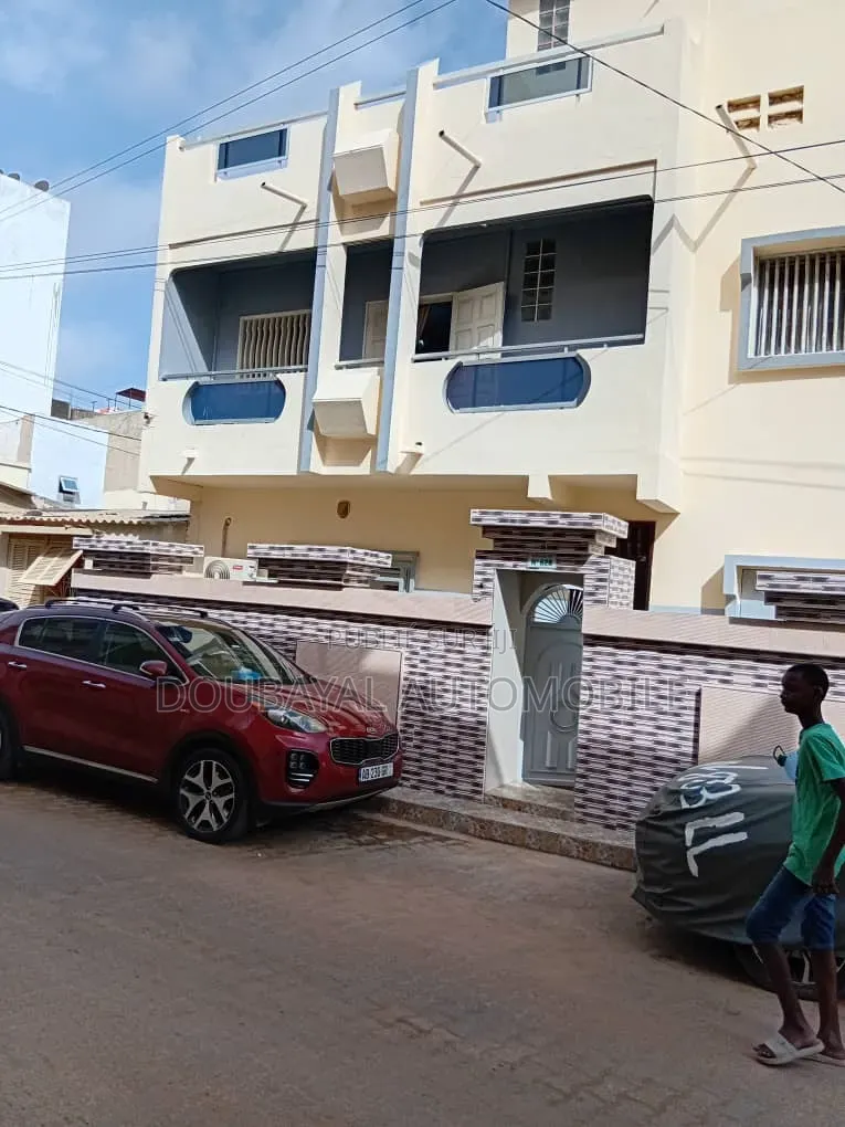 6chbre Villa dans Hlm Grand Yoff à Vendre