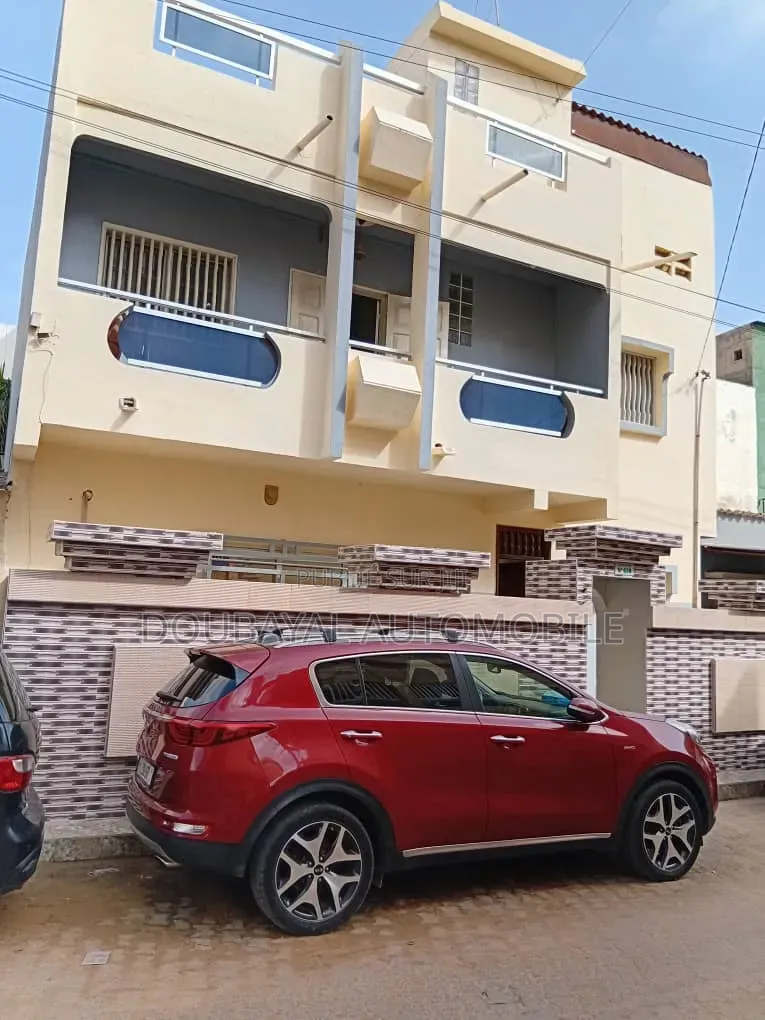 6chbre Villa dans Hlm Grand Yoff à Vendre