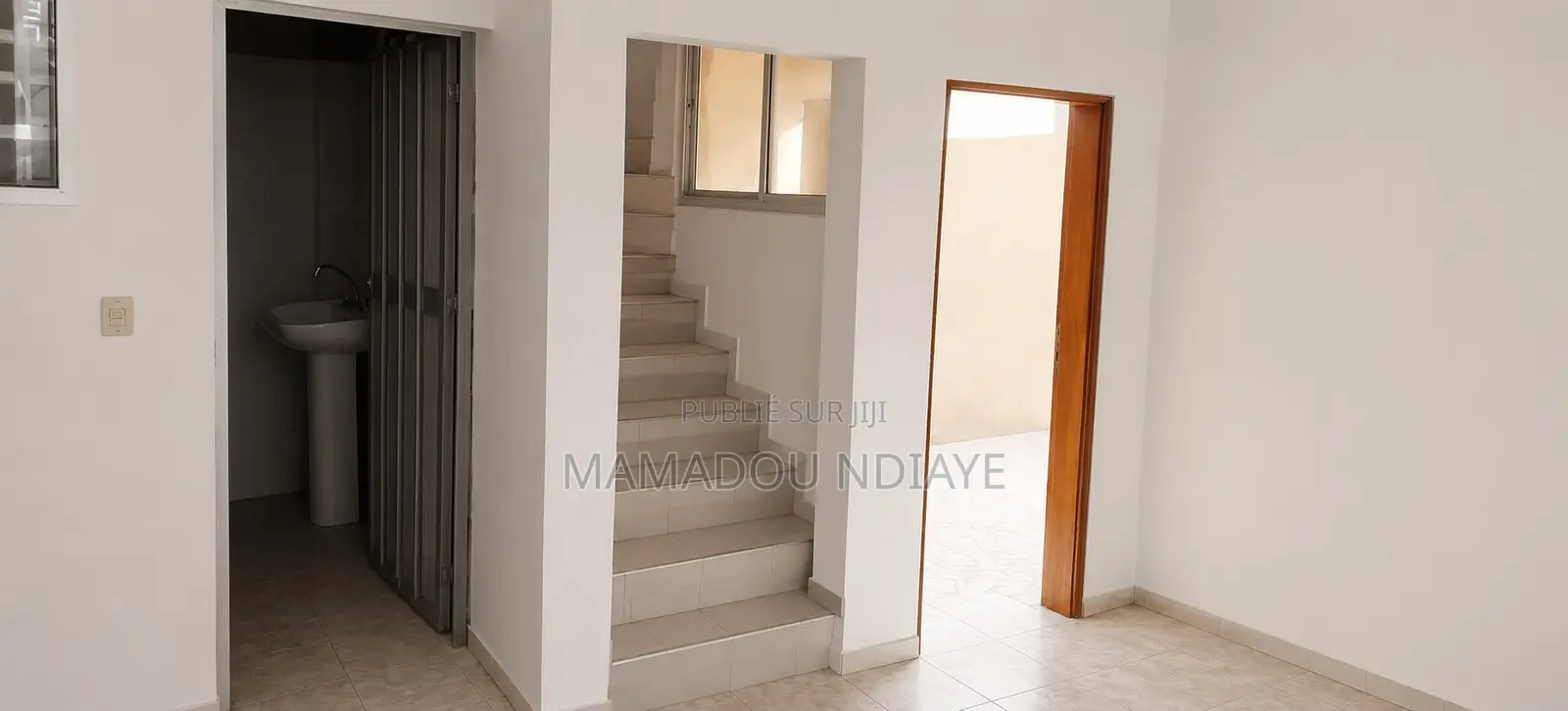 6chbre Villa dans R+2, Guediawaye à Vendre