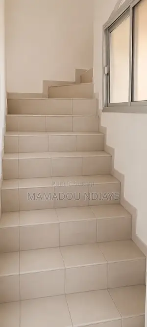 6chbre Villa dans R+2, Guediawaye à Vendre