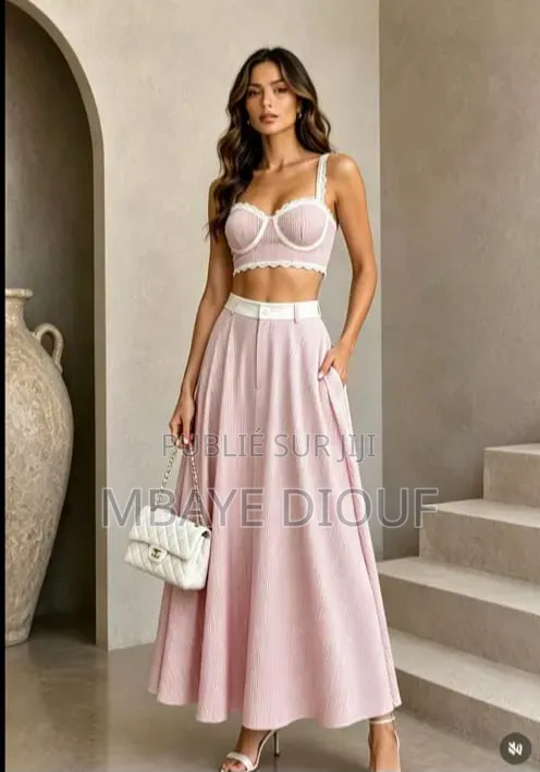Ensemble Jupe Et Bijoutier