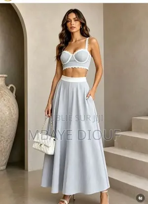 Ensemble Jupe Et Bijoutier