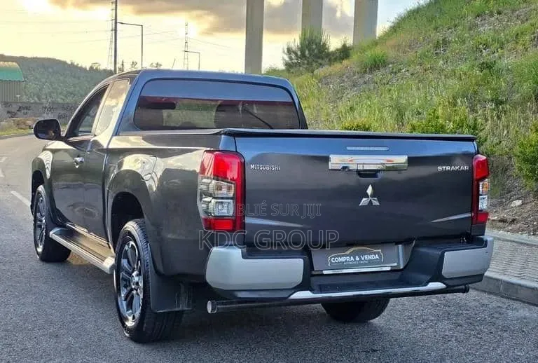 Mitsubishi L200 2021 Gris