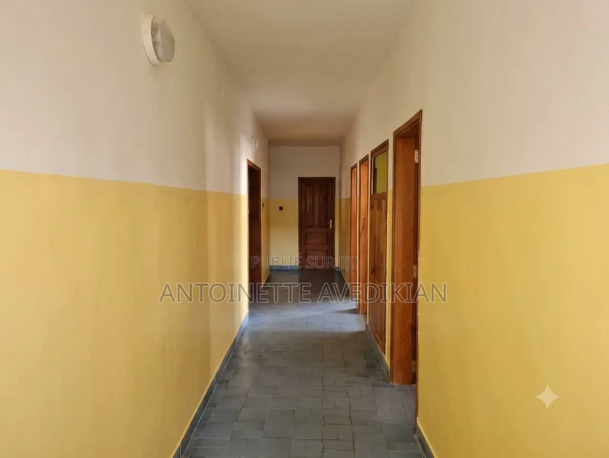 Meublé 5chbre Villa dans Thiès Sud à Vendre