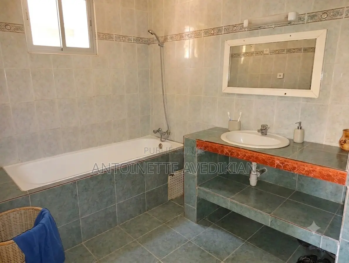 Meublé 5chbre Villa dans Thiès Sud à Vendre