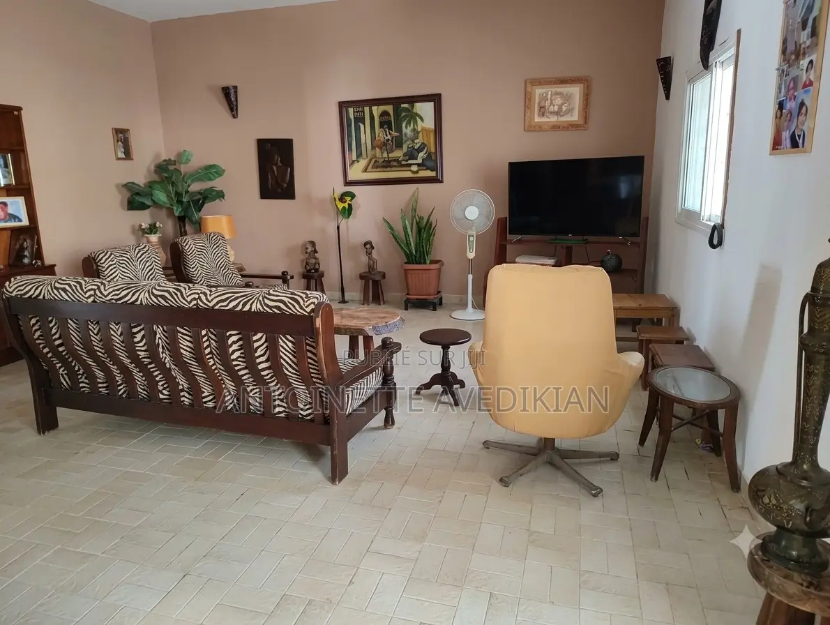 Meublé 5chbre Villa dans Thiès Sud à Vendre
