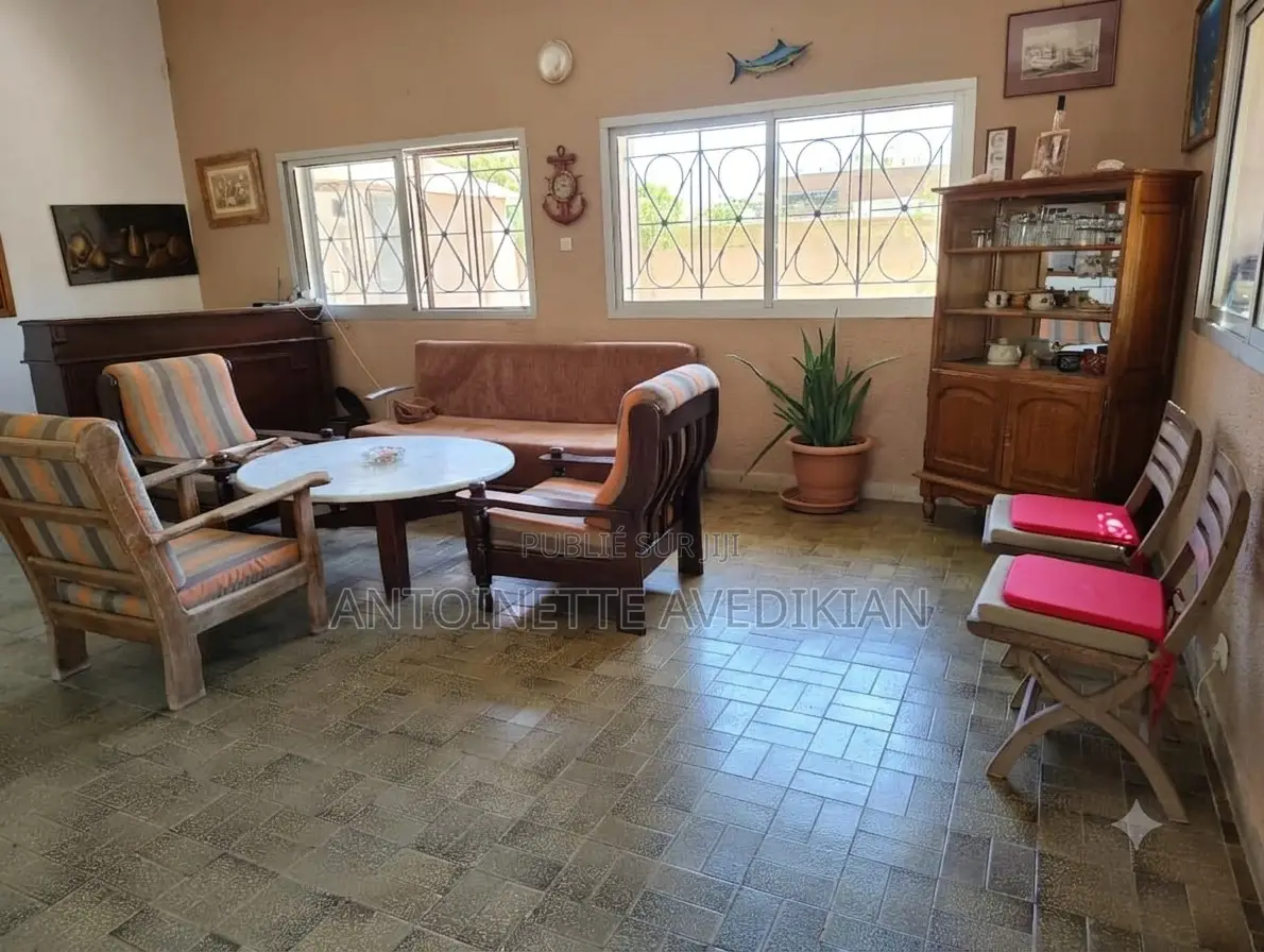 Meublé 5chbre Villa dans Thiès Sud à Vendre