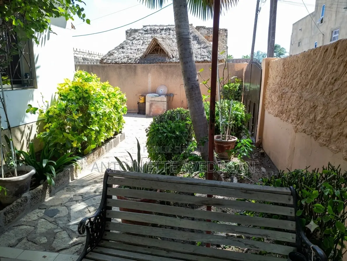 Meublé 5chbre Villa dans Thiès Sud à Vendre