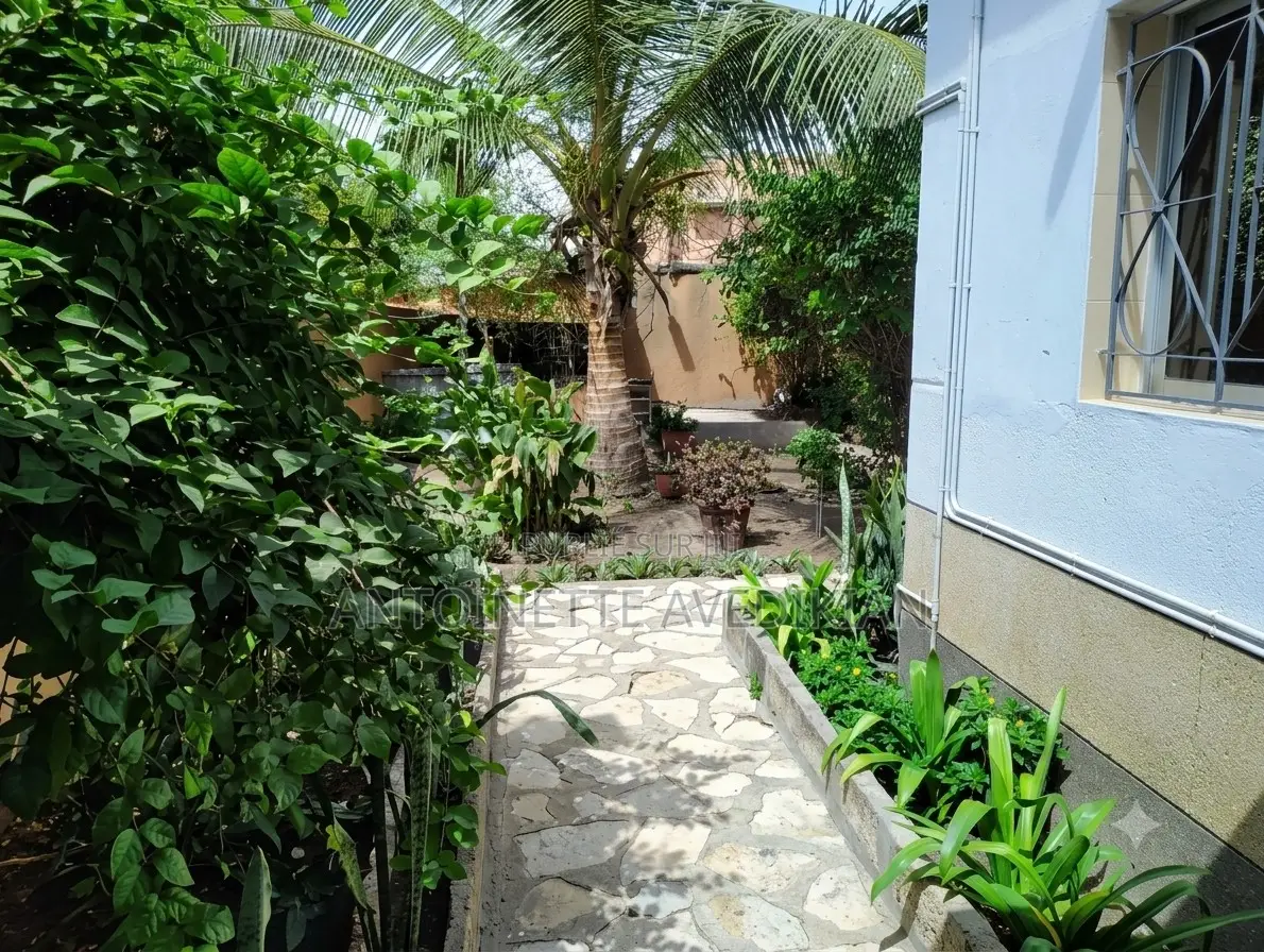 Meublé 5chbre Villa dans Thiès Sud à Vendre