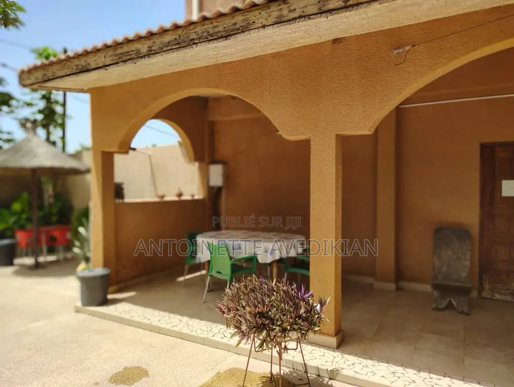 Auberge À Vendre À Joal