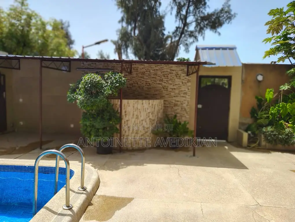 Auberge À Vendre À Joal