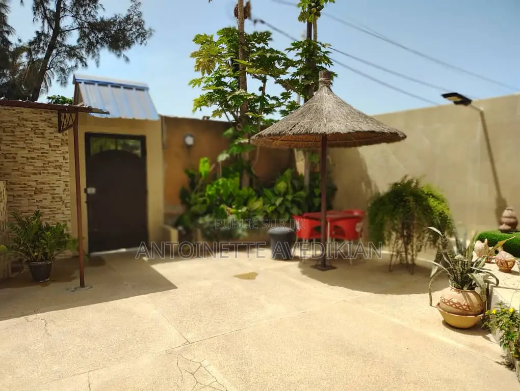 Auberge À Vendre À Joal