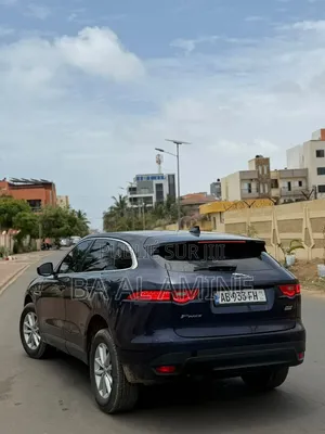 Jaguar F-Pace 2017 Bleu