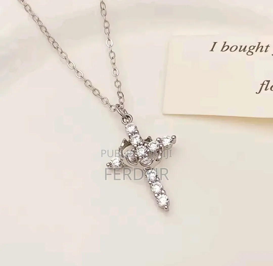 Collier Croix Chrétienne Élégante – Brillant en Strass Avec Livraison