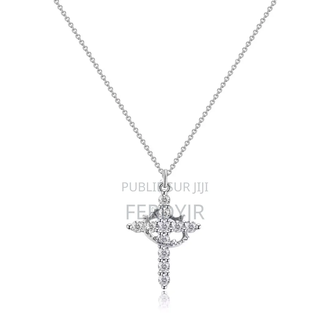 Collier Croix Chrétienne Élégante – Brillant en Strass Avec Livraison