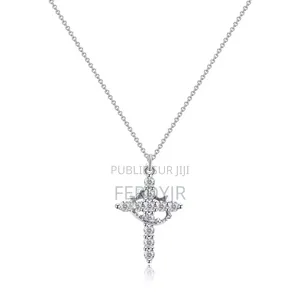 Collier Croix Chrétienne Élégante – Brillant en Strass Avec Livraison