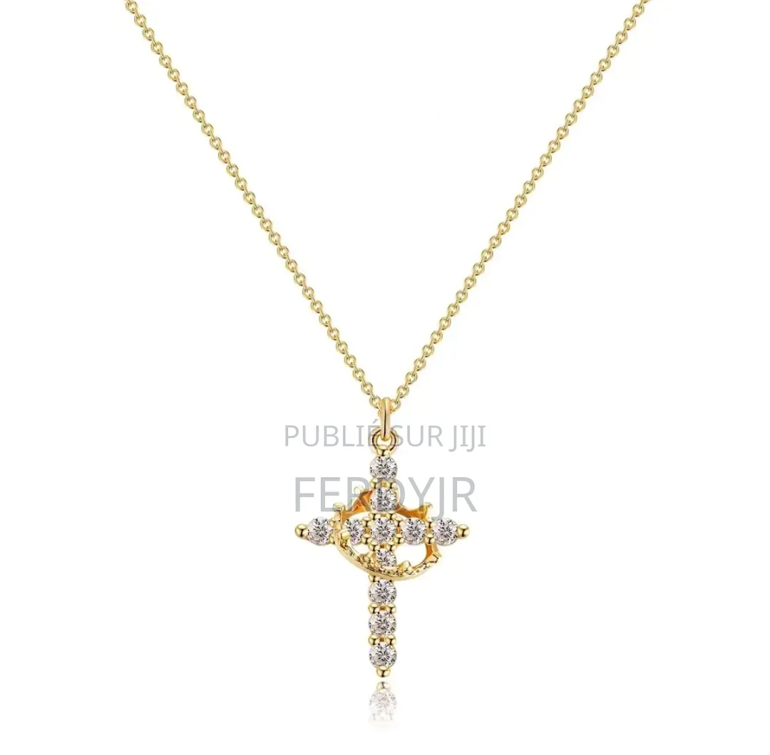 Collier Croix Chrétienne Élégante – Brillant en Strass Avec Livraison