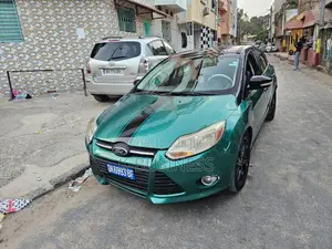 Ford Focus S Sedan FWD (2.0L 4cyl 5M) 2013 Vert