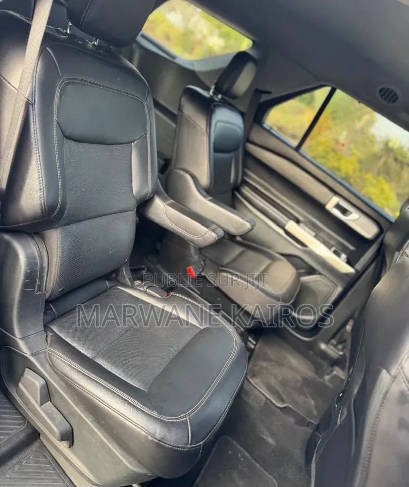 Ford Explorer 2021 Gris